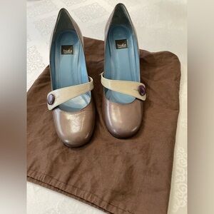 Biala women: Biala pomp Blok heel brown, Round toe slip on leather shoes .